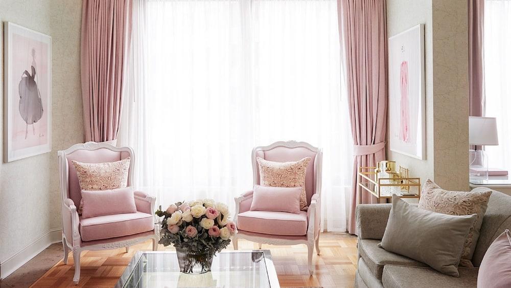 墨尔本朗廷酒店 外观 照片 A living room with a pink color scheme