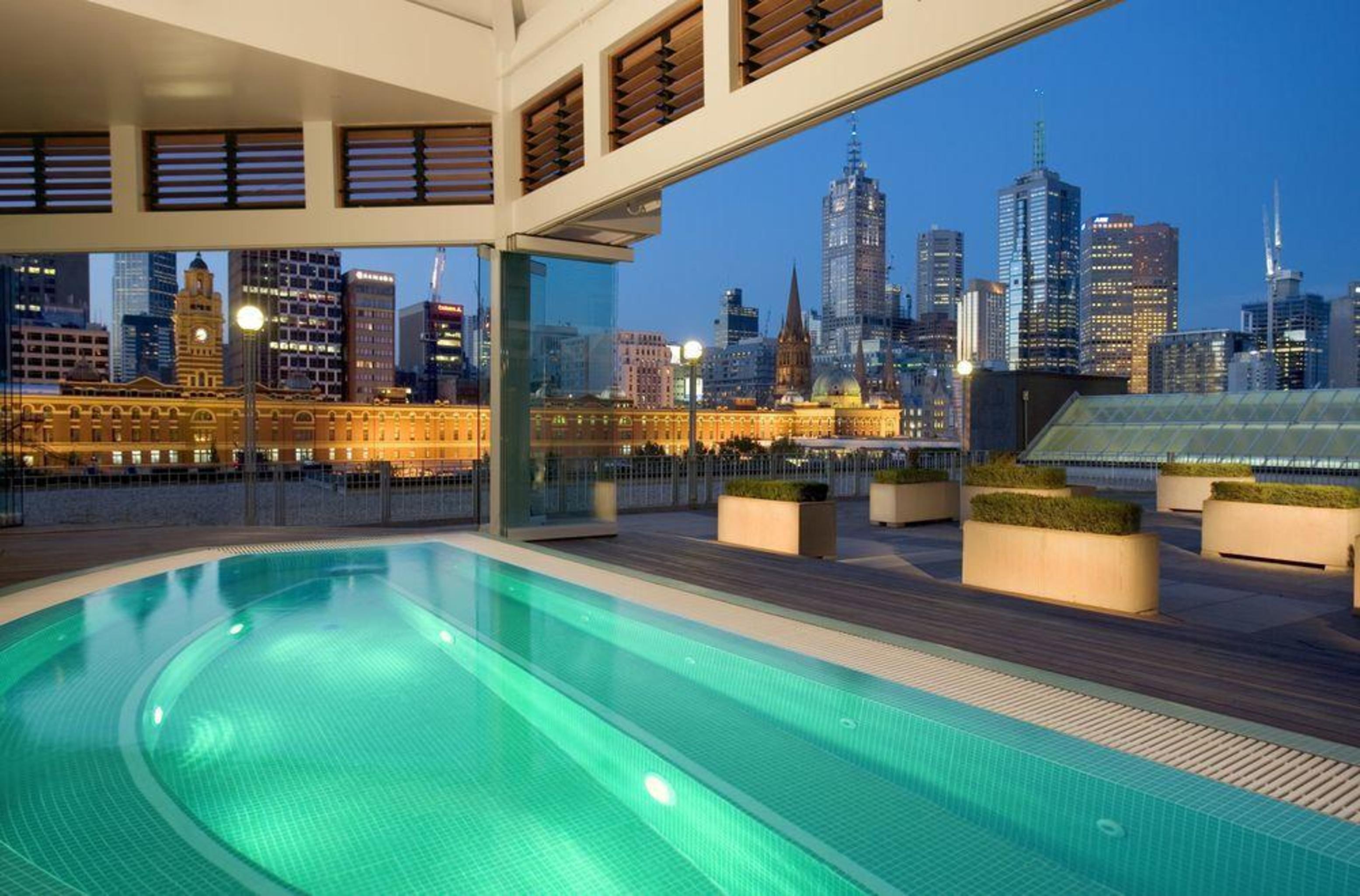 墨尔本朗廷酒店 设施 照片 The pool at the rooftop of the Crown Towers